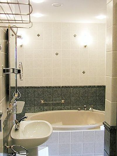 Функциональный интерьер ванной комнаты